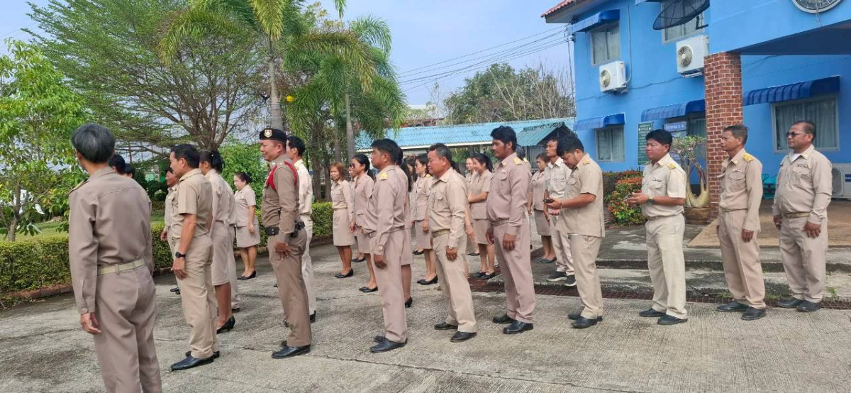 องค์การบริหารส่วนตำบลเมืองนาท  ร่วมดำเนินกิจกรรมการเคารพธงชาติ  และแสดงสัญลักษณ์นโยบายต่อต้านการให้และรับของขวัญของกำนัล  (No Gift Policy)