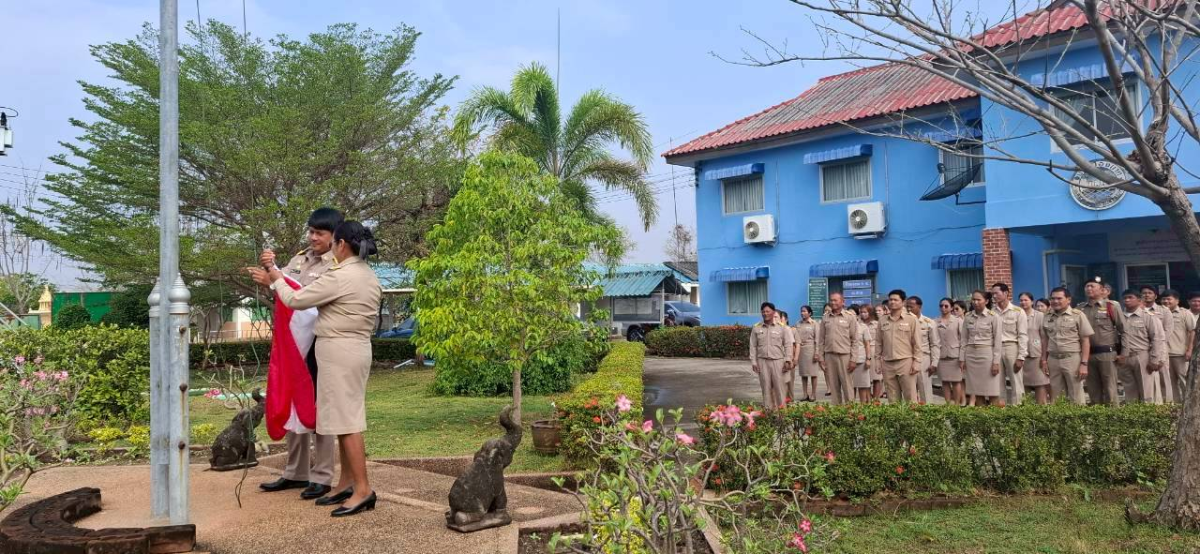 องค์การบริหารส่วนตำบลเมืองนาท  ร่วมดำเนินกิจกรรมการเคารพธงชาติ  และแสดงสัญลักษณ์นโยบายต่อต้านการให้และรับของขวัญของกำนัล  (No Gift Policy)