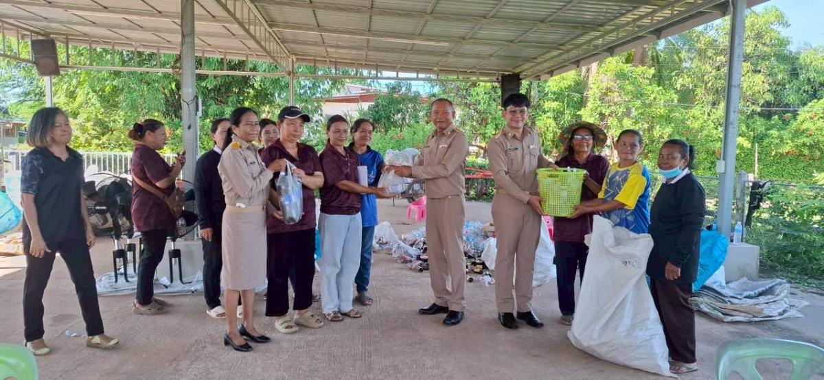 คณะผู้บริหารตรวจเยี่ยมธนาคารขยะชุมชนตำบลเมืองนาท